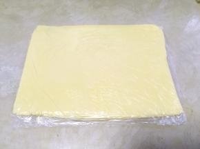 之后用擀面杖轻轻擀均匀，厚度相同，大小是保鲜袋一半的大小即可，入冰箱冷冻备用