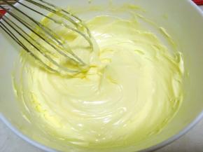 现在来做奶油霜，将软化的黄油用蛋抽一直搅打，出现细腻光滑的光泽即可