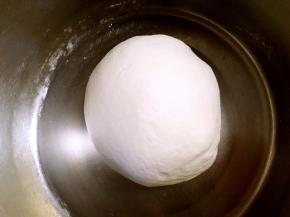 面团揉至光滑状态，盖保鲜膜松弛半个小时