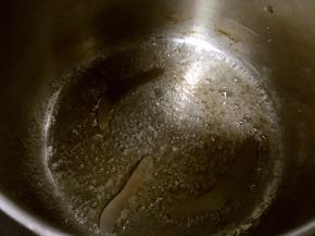 砂糖加水熬制冒泡泡