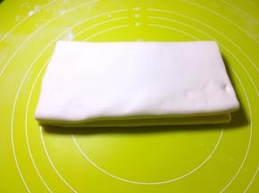 将面团像叠被子一样，再次对折