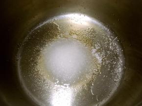 40克砂糖加水小火加热