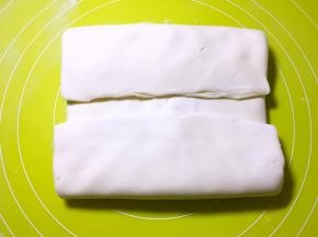 之后像叠被子一样，将面片像中间对折一次，之后再对折