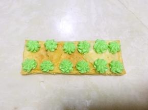 取底下的一份，在上面挤上绿色的奶油霜