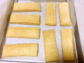 烤箱预热180度，将松弛好的面片入烤箱烤40分钟，表面上色即可，出炉一旁凉透