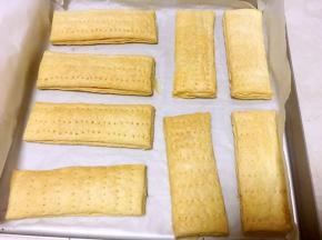 烤箱预热180度，将松弛好的面片入烤箱烤40分钟，表面上色即可，出炉一旁凉透