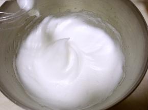 蛋白加入剩下的砂糖打发至7分