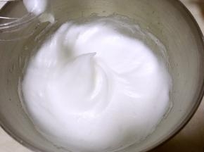 蛋白加入剩下的砂糖打发至7分