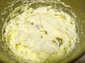 一直打发至奶油霜特别细腻光滑即可，打的过程中会出现豆腐渣的状态，别担心，继续打发