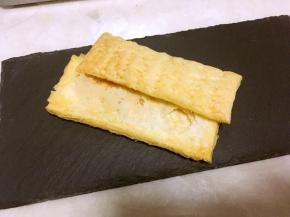 将凉透的酥皮用面包刀横切分成两份