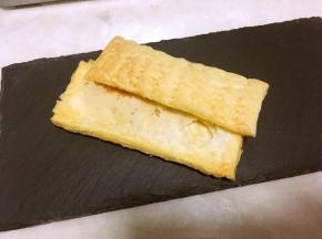 将凉透的酥皮用面包刀横切分成两份