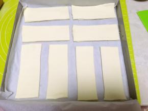 之后将面片先横着切一刀，之后再竖着从中间切开，切开的四分再竖着切两刀，分成8份