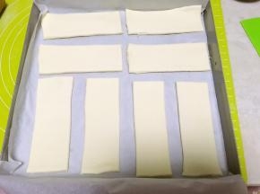 之后将面片先横着切一刀，之后再竖着从中间切开，切开的四分再竖着切两刀，分成8份