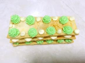 之后再盖上一片酥皮，挤上奶油霜