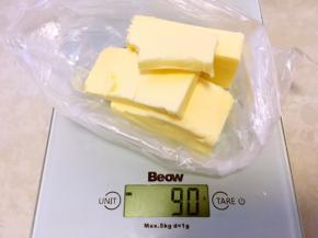 松弛面团的时间，做裹酥用的黄油，将软化的黄油装入保鲜袋，我用的最小的保鲜袋，20厘米宽的