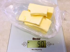 松弛面团的时间，做裹酥用的黄油，将软化的黄油装入保鲜袋，我用的最小的保鲜袋，20厘米宽的