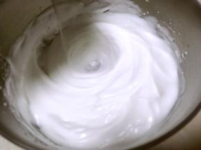 趁热倒入蛋白中，打蛋器高速搅打至蛋白细腻有光泽