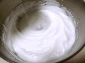 趁热倒入蛋白中，打蛋器高速搅打至蛋白细腻有光泽