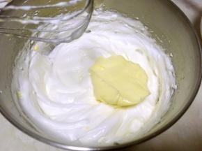 分次加入黄油，继续打发