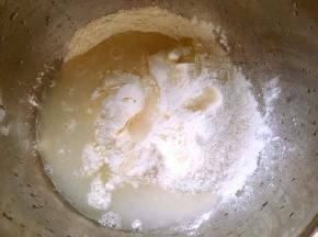 先来做酥皮，低筋面粉加一小撮盐跟水，活成面团，揉均匀