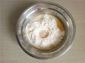 将材料中除了黄油外的材料混合揉成面团，不用过分去揉。盖上保鲜膜静置30分钟或1个小时都可。