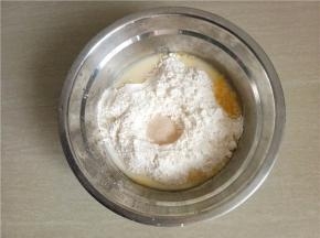 将材料中除了黄油外的材料混合揉成面团，不用过分去揉。盖上保鲜膜静置30分钟或1个小时都可。