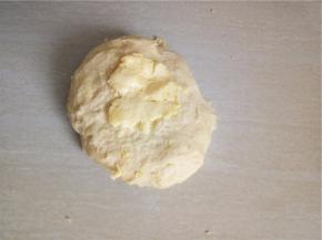 经过静置过面团用手便能拉出粗膜状态。这时加入黄油。