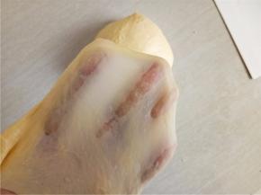 经过揉、摔、撮等动作将面团揉出手套膜。