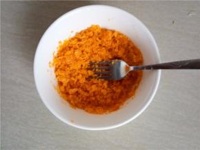 趁着面团发酵，将蒸熟的咸蛋黄碾碎。