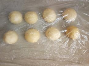 面团收圆，盖上保鲜膜松弛15分钟。