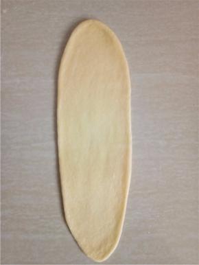 松驰好的面团擀成长舌状。