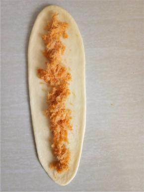 翻面，放上咸蛋肉松。