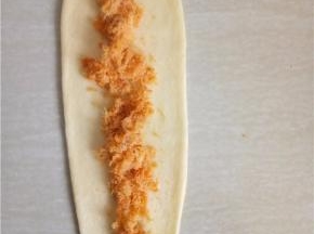 翻面，放上咸蛋肉松。