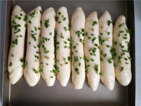 发酵好的面团刷上蛋液撒上葱花。