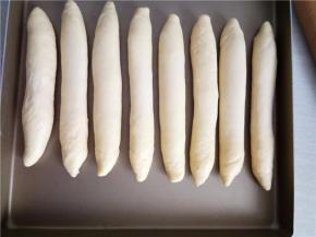 依次包好排放入不沾 烤盘中进行二次发酵。