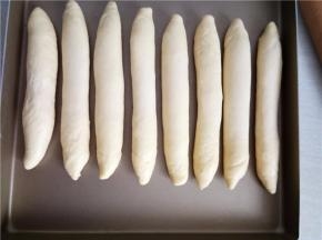 依次包好排放入不沾 烤盘中进行二次发酵。