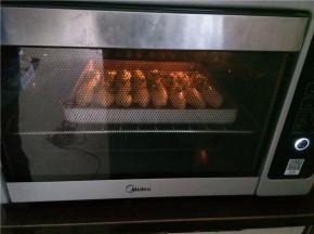 放入预热好的烤箱，170度烤制16分钟左右，注意观查及时加盖锡纸。