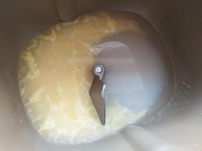 水和蛋液倒入面包桶，细砂糖和盐对角分开放