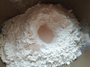 高筋面粉加入，最后放酵母