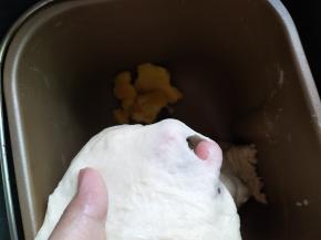 先启动一个揉面程序，拉出厚膜加入软化的黄油