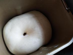 发2-2.5倍大，手指蘸面粉戳个洞不回缩表明发好了