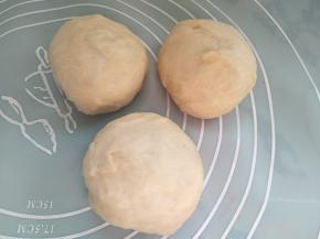 面团分成3份，盖保鲜膜醒10分钟