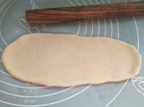 取一个面团擀开