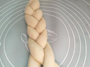 顶端捏紧，编辫子