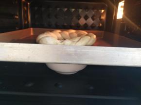 放烤箱进行二发，底部放碗热水