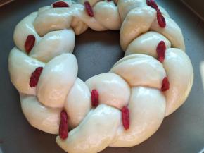 发酵完毕，表面刷蛋液，装饰