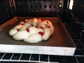 烤箱中下层上下火180℃预热10分钟,烤20分钟