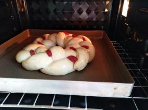 烤箱中下层上下火180℃预热10分钟,烤20分钟