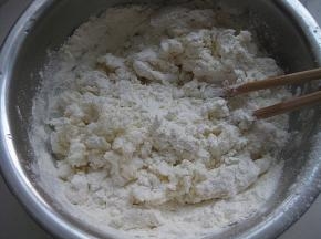 面粉300克放入盆里，冲入沸水，一边冲，一边用筷子搅拌
