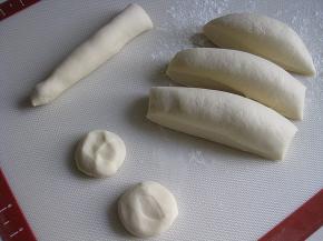 醒好的面团分开，搓成长条，切成30克左右的剂子